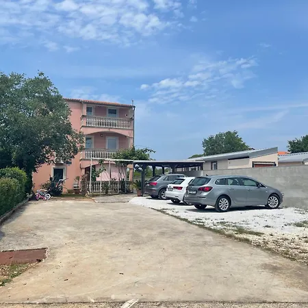 Lägenhet In Mit Grill Und Terrasse Fažana