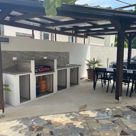 Apartament In Mit Grill Und Terrasse Fažana